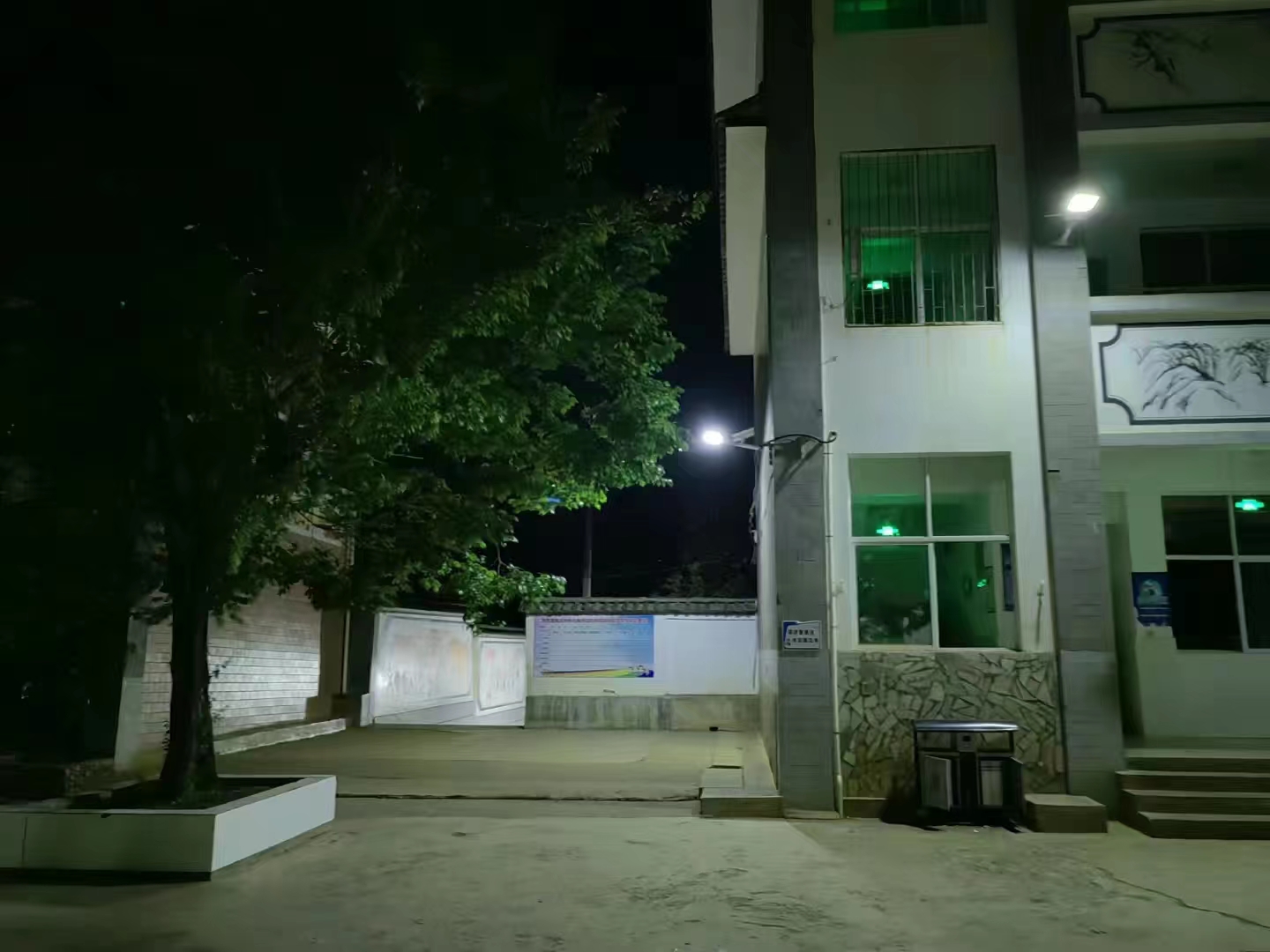 新安装的路灯照亮学校