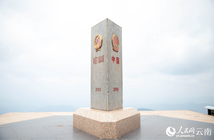 正三棱形的三国交界界碑。人民网 虎遵会摄