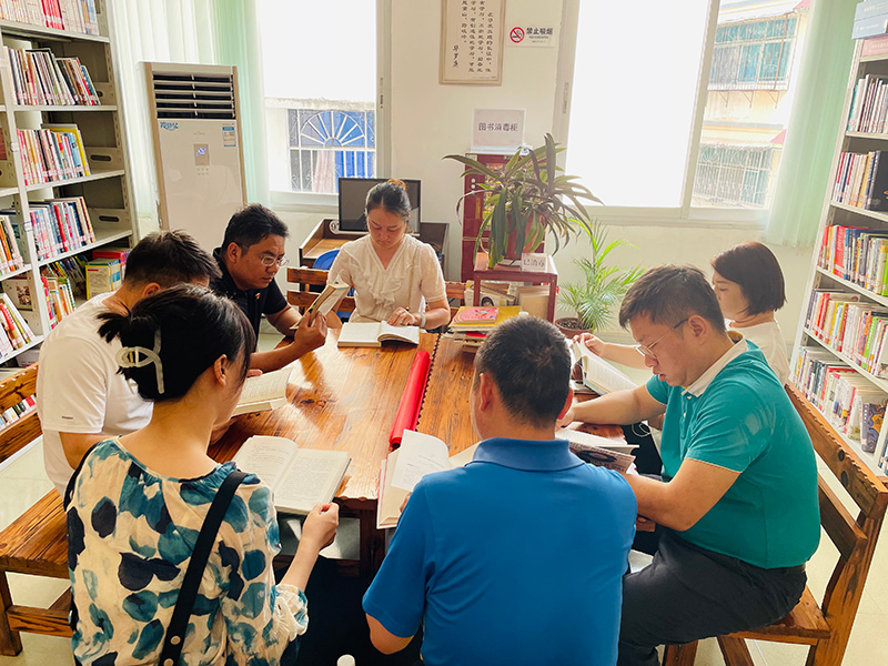 勐腊县局（分公司）在第28个世界读书日到来之际，到县图书馆开展主题党日活动