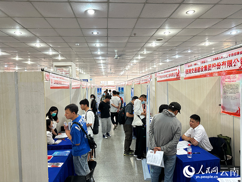 云南举行高校残疾人毕业生专场招聘会。人民网 曾智慧摄