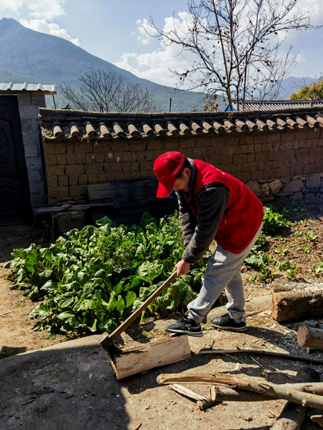 2韓玉東幫助金江鎮轄區老人劈柴。受訪者供圖