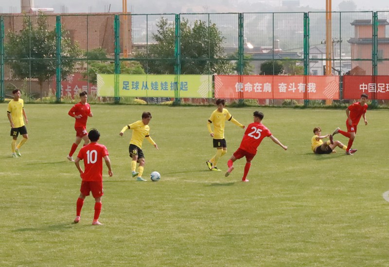 广西极驰足球俱乐部和丹东腾跃足球俱乐部比赛现场。杨丹摄