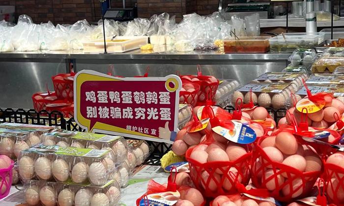 在超市开展“增强反诈意识 防范电信诈骗”主题宣传活动。西山区融媒体中心供图