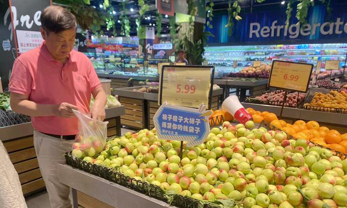 在超市开展“增强反诈意识 防范电信诈骗”主题宣传活动。西山区融媒体中心供图