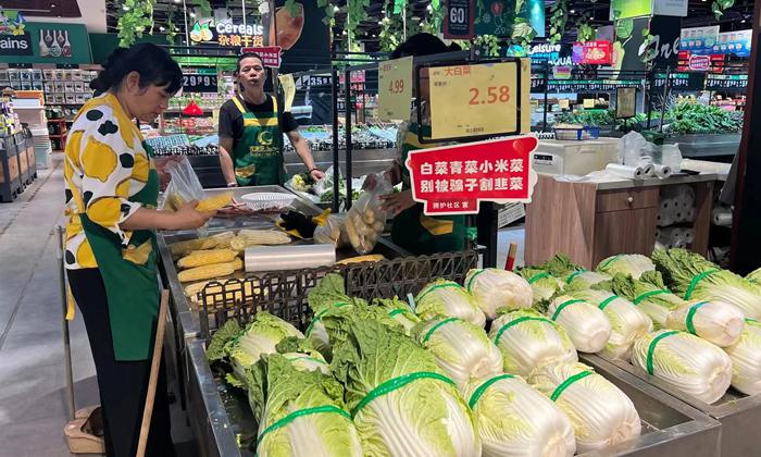 在超市开展“增强反诈意识 防范电信诈骗”主题宣传活动。西山区融媒体中心供图