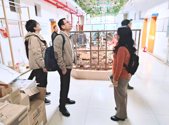 4现场为客户解决屋顶漏雨问题