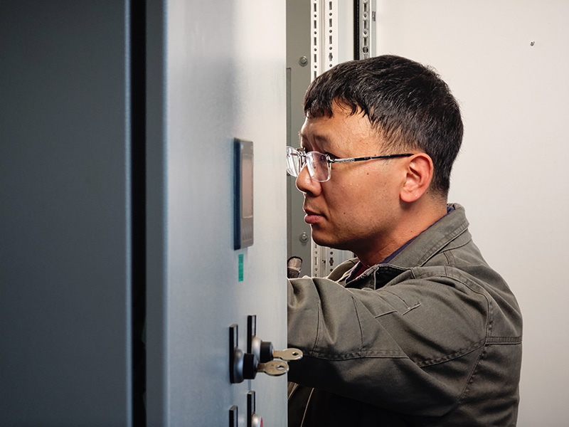 陈伟在维修工控机。许佳-摄