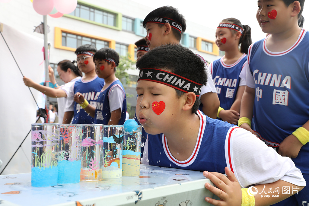 5月31日，雄安容和金源小學舉辦以“我和雄安一起長大”為主題的歡慶六一嘉年華活動。嘉年華現場設置運動、創作、益智等多類游戲活動，為孩子們營造歡樂的節日氛圍。人民網 李兆民攝