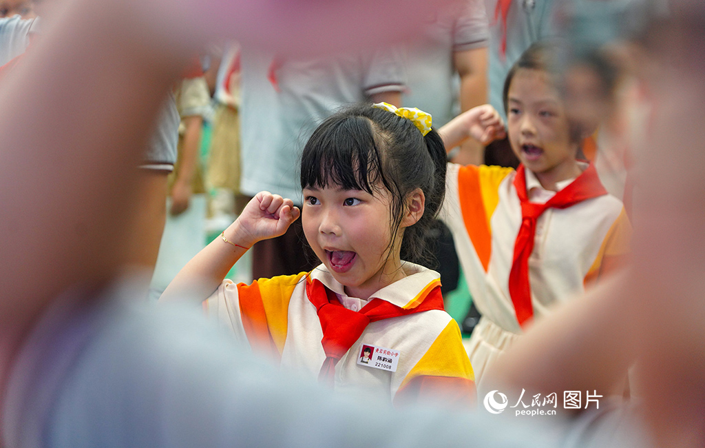 5月31日，浙江省台州市黃岩區實驗小學第一批172名少先隊員們在入隊儀式上宣誓。人民網 章勇濤攝