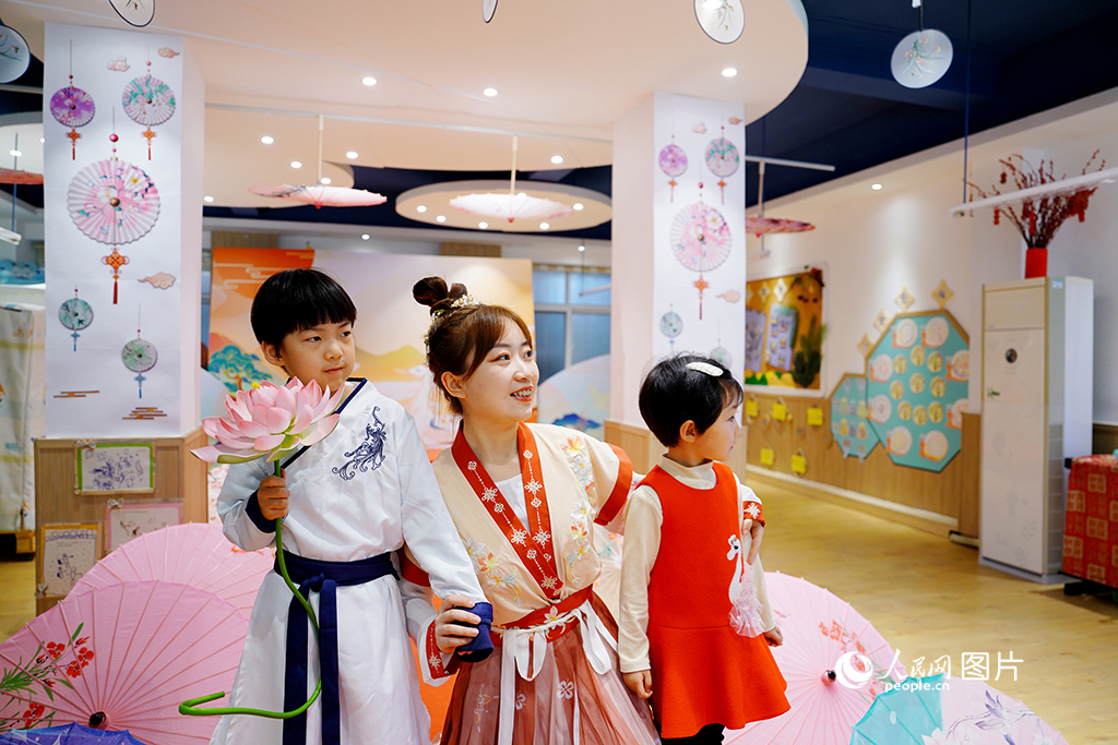5月30日，濟南市歷下區甸柳中心幼兒園組織全體幼兒及家長，舉辦“多彩非遺·童心啟夢”慶六一主題活動。圖為孩子與老師表演漢服走秀。人民網記者 劉祺攝