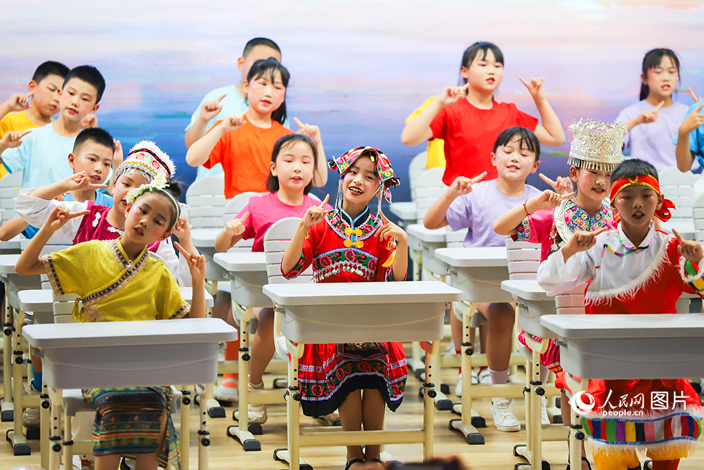 2023年5月30日，雲南昆明，昆明理工大學附屬呈貢學校的小學生們在表演節目。當日，昆明理工大學附屬呈貢學校開展慶祝“六一”兒童節暨第三屆科技藝術節“童心向黨 幸福遠航”展演活動。人民網記者 李發興攝