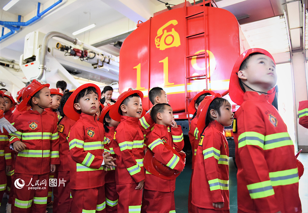 5月29日，幼兒園小朋友們來到哈爾濱市鬆北區消防救援大隊，變身“小小消防員”，體驗不一樣的“六一”。人民網 蘇靖剛攝