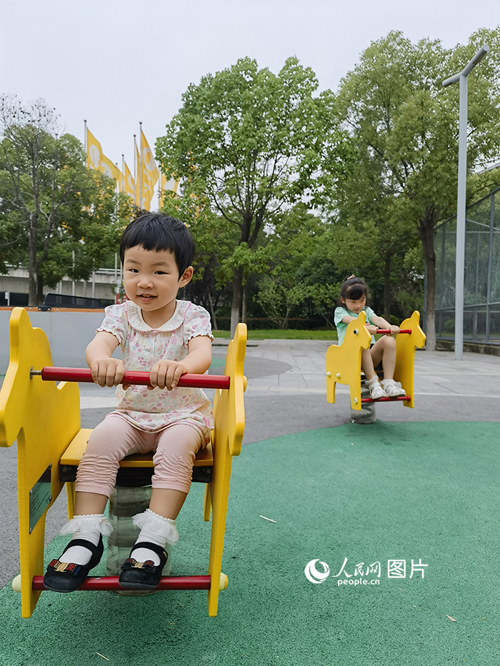 5月28日，六一兒童節前的周末，武漢市硚口區一公園戶外游樂場裡，兒童盡享童年樂趣。人民網 周雯攝