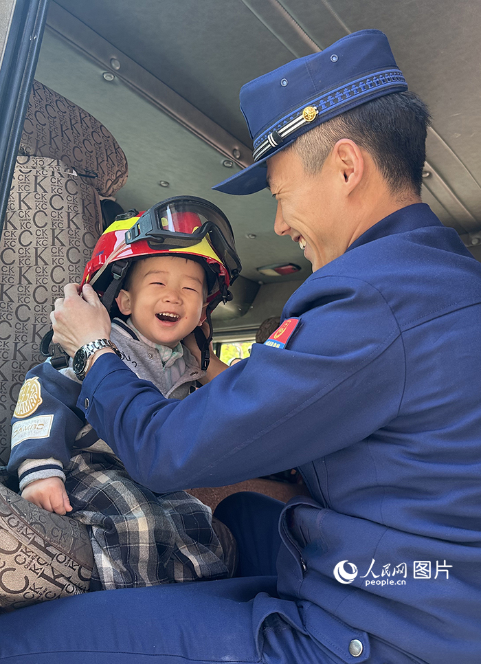 5月26日，遼寧沈陽，化身小小消防員種下一個英雄夢。人民網記 尹柏寒攝