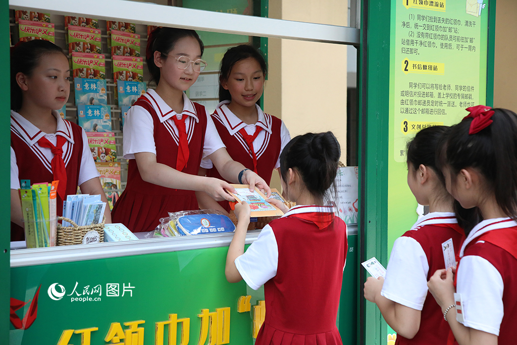 5月26日，福州市溫泉小學開設的紅領巾加“郵”站將郵政文化與德育教育融合在一起。在這裡，孩子們可以用書信分享快樂，還可以用紅領巾加“郵”卡、班級表揚信兌換校園積分，讓加“郵”站成為名副其實的解憂雜貨鋪。人民網 葉青卿攝