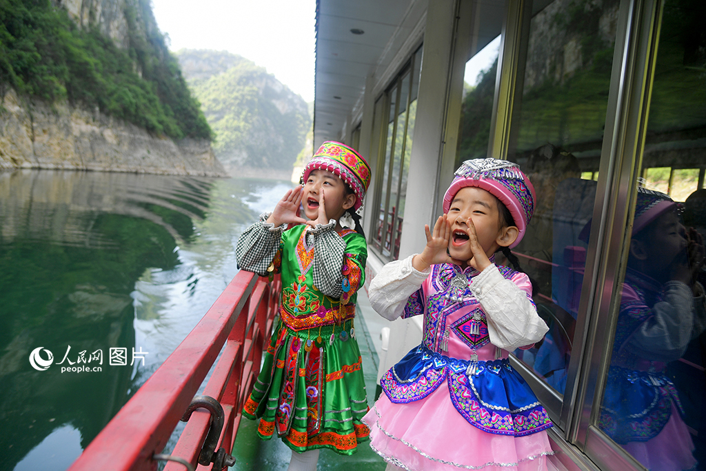 5月20日，團團、圓圓姐妹在湖北一景區穿著民族服裝游玩。人民網記者 肖璐欣攝