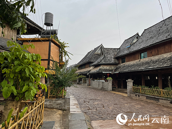 寨子里全是傣族传统建筑。人民网记者 程浩摄