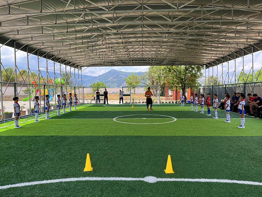 5云县小学生正在开展足球训练。杨永波摄
