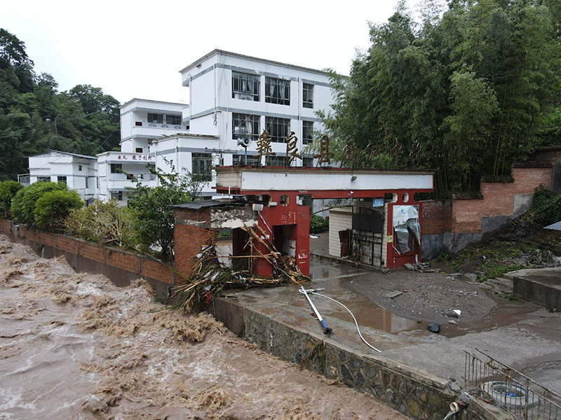 云南彝良持续暴雨引发山洪，消防救援正在进行。 云南省消防救援总队供图