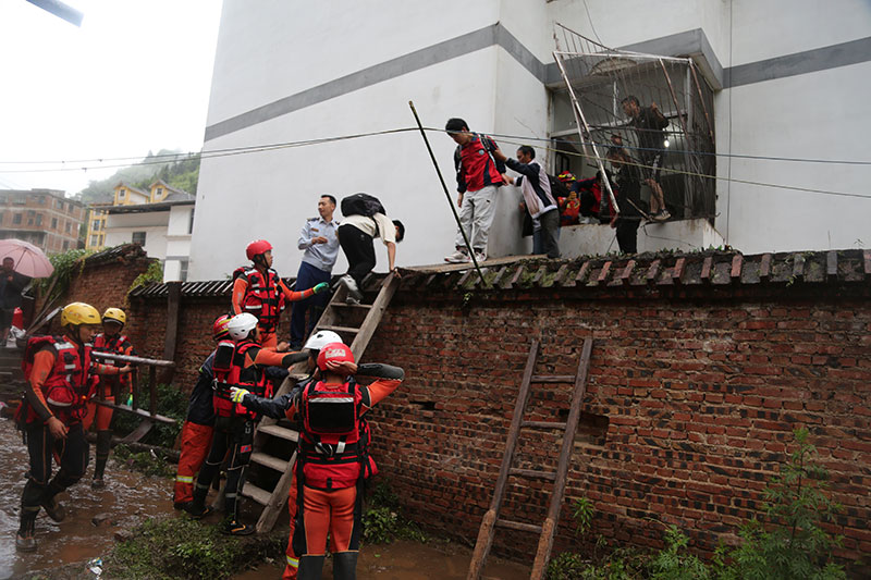 雲南彝良持續暴雨引發山洪，消防救援正在進行。 雲南省消防救援總隊供圖