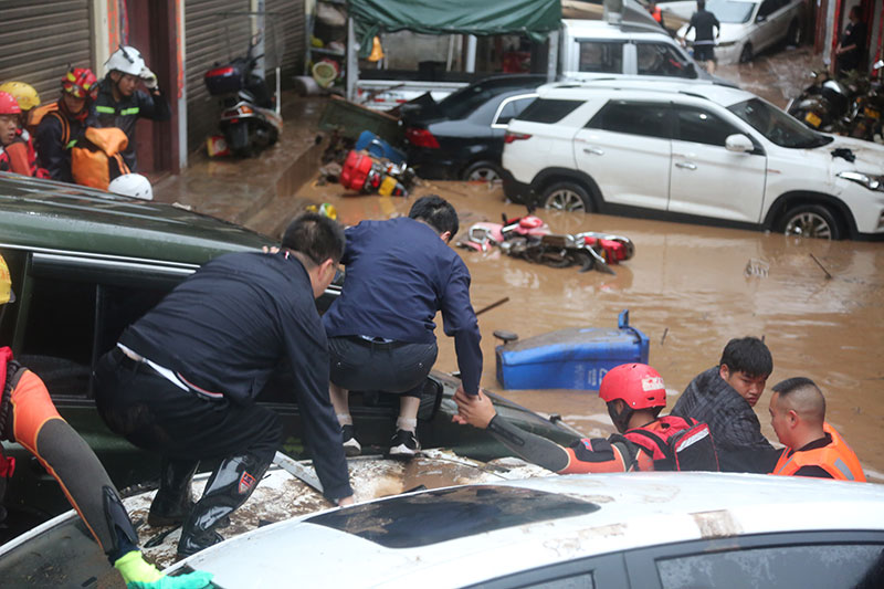 雲南彝良持續暴雨引發山洪，消防救援正在進行。 雲南省消防救援總隊供圖