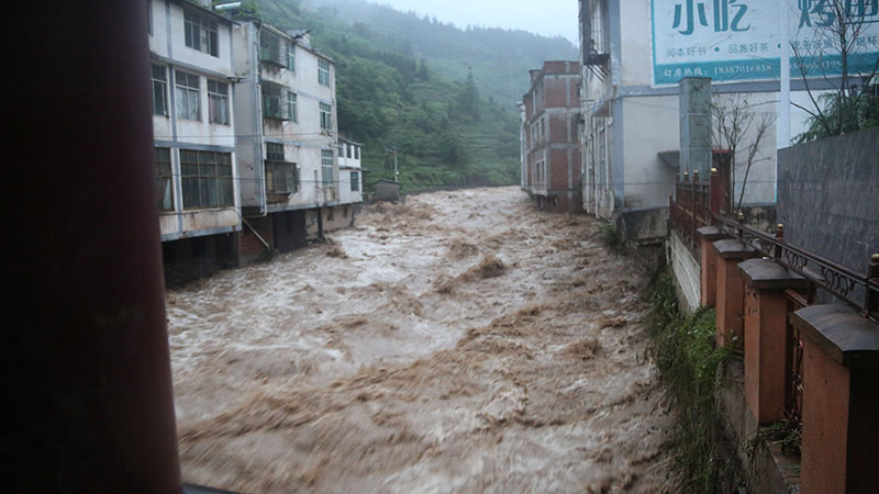 云南彝良持续暴雨引发山洪，消防救援正在进行。 云南省消防救援总队供图