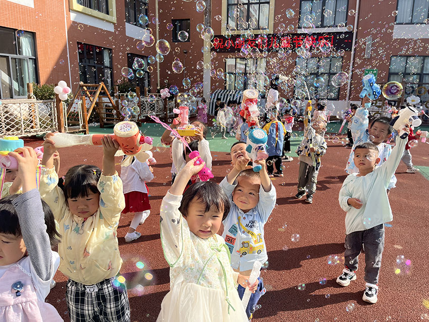 八街街道幼儿园的孩子们欢庆节日。安宁市教育体育局供图