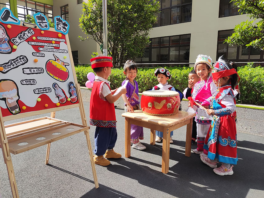 安宁市第十幼儿园的小朋友们在趣味满满的游园游戏中感受绚丽多彩的民族文化。安宁市教育体育局供图