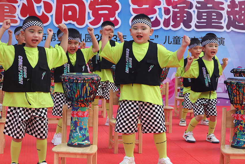 安宁市第五幼儿园举办儿童文艺汇演和幼儿手工绘画展。安宁市教育体育局供图