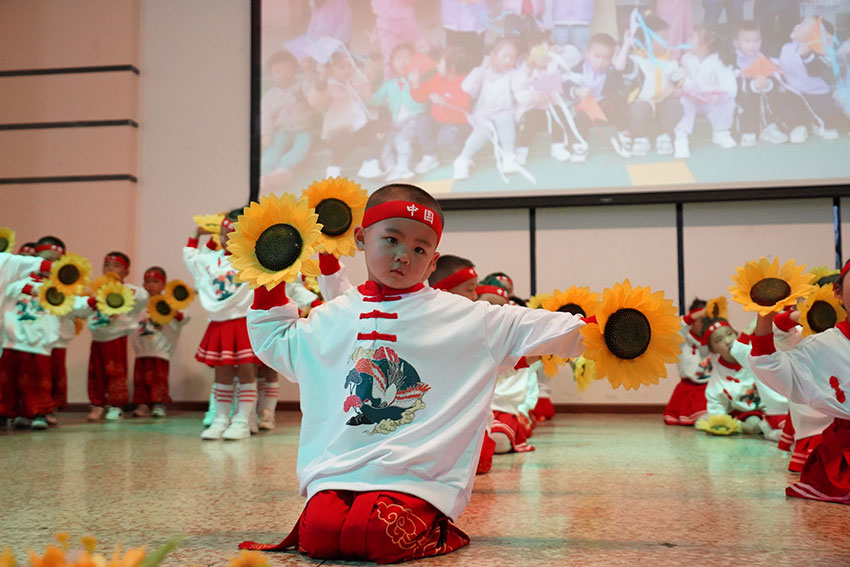 安宁市青龙街道幼儿园小朋友庆祝节日。安宁市教育体育局供图