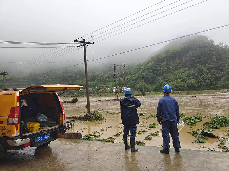 持续降雨导致供电设施受损，昭通供电局及时响应，派出抢修人员全力抢修。昭通供电局供图