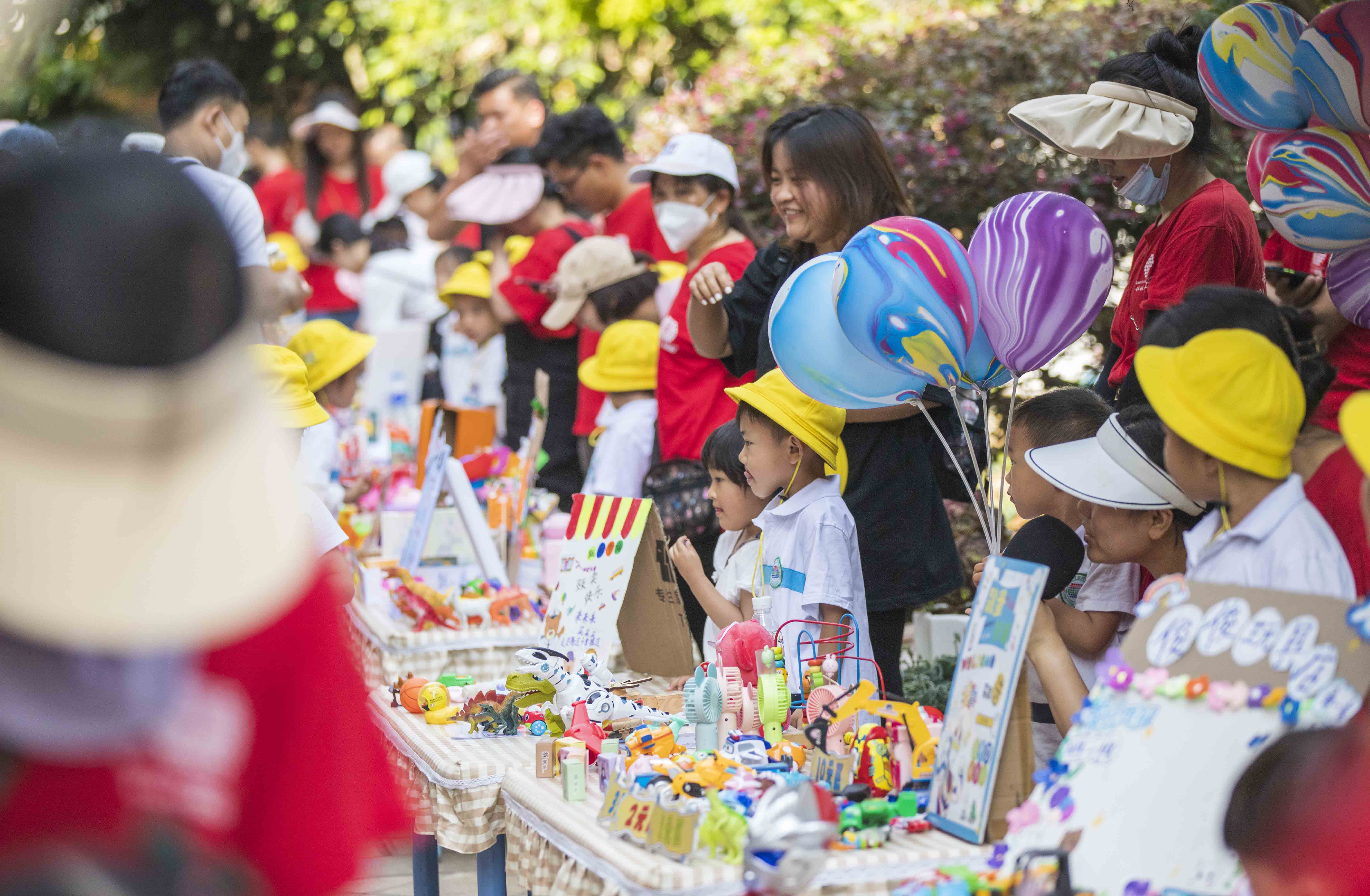 跳蚤市场一角。人民网记者 虎遵会摄