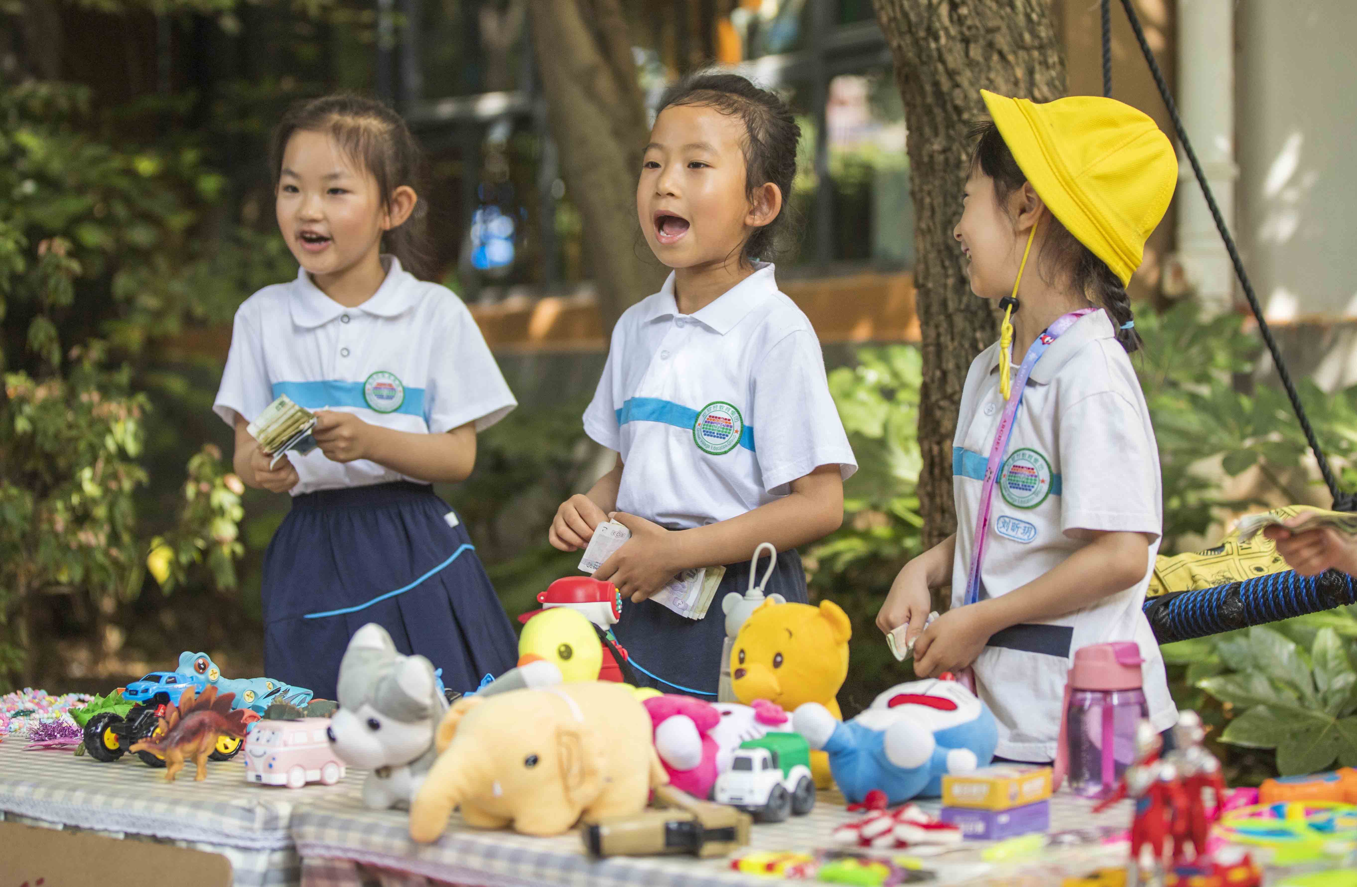 几位小朋友正在大声吆喝。人民网记者 虎遵会摄