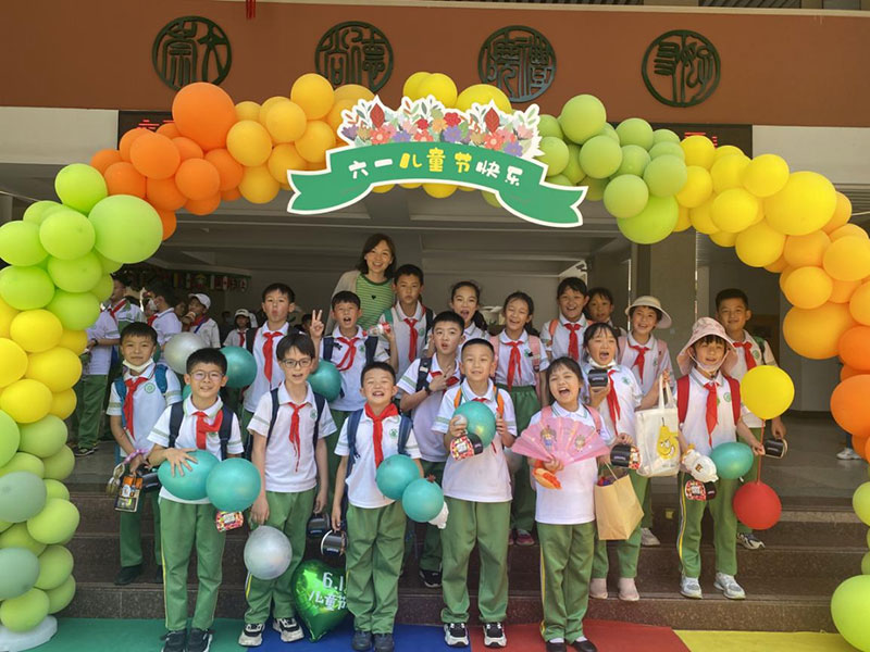 昆明市西山区芳草地国际学校举行庆“六一”活动。西山区融媒体中心供图