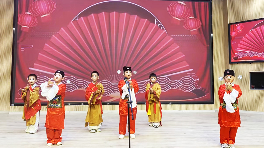 昆明市西山区书林第一小学举行“童心向党 阳光下成长——出彩书一人”文艺展演，图为京剧联唱。许阳希摄