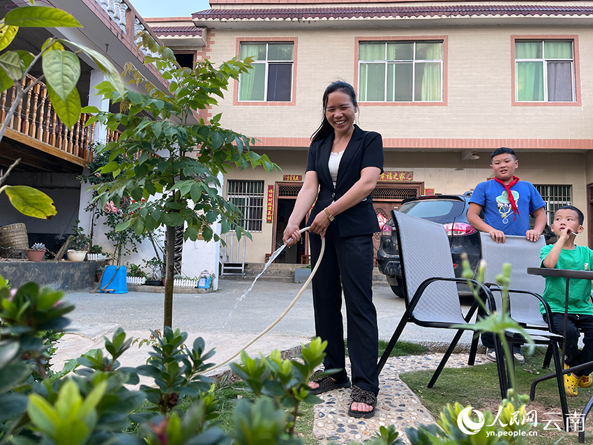 下班后的徐龙艳正在浇绿植。人民网记者 程浩摄