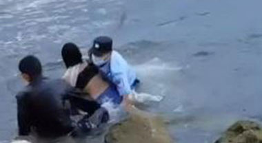 女子落水 警民合力跳水救援