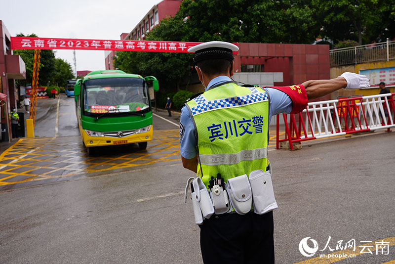 雲南大理，交警為高考專用車輛保駕護航。趙保通攝