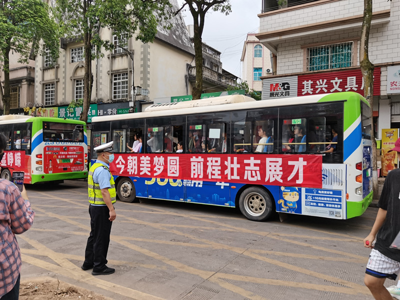 大巴车接送考生参加高考（2023年6月7日摄）