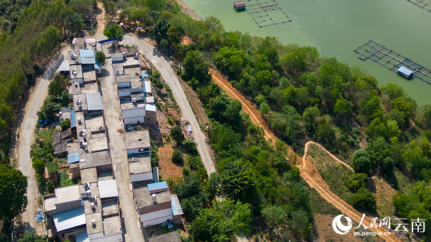 航拍百峨村民小組。人民網記者 程浩攝
