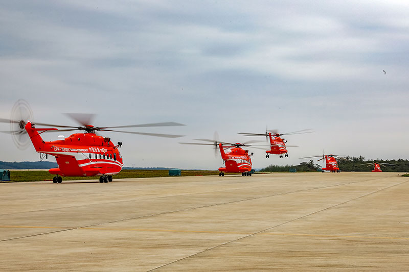 直升机依次起飞，飞赴训练地域。张宇摄
