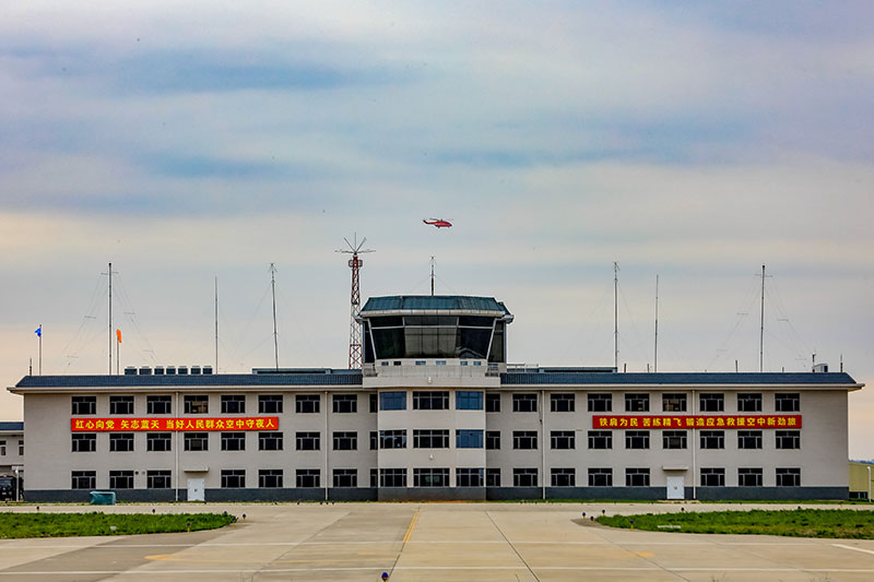 直升机飞过指挥塔台。张宇摄