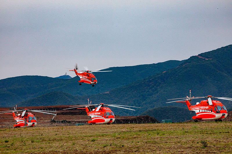 悬停起落，航线飞行。佘红羽摄