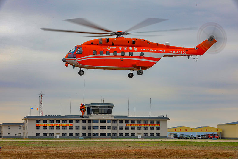 特勤队员利用吊椅营救被困人员。张宇摄