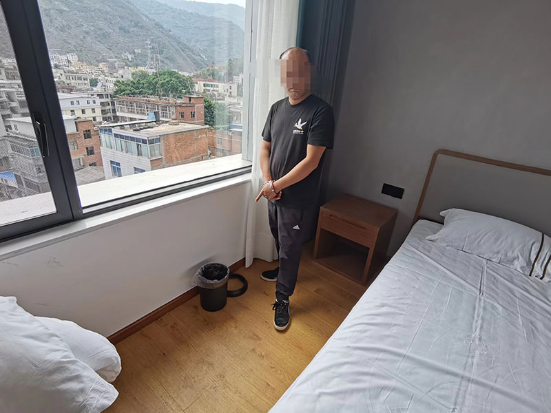 嫌疑人被抓。彝良县公安局供图