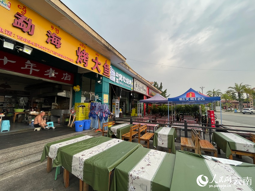 蔡远均店旁边是餐饮一条街，每到晚上，这些店里人满为患。人民网记者 程浩