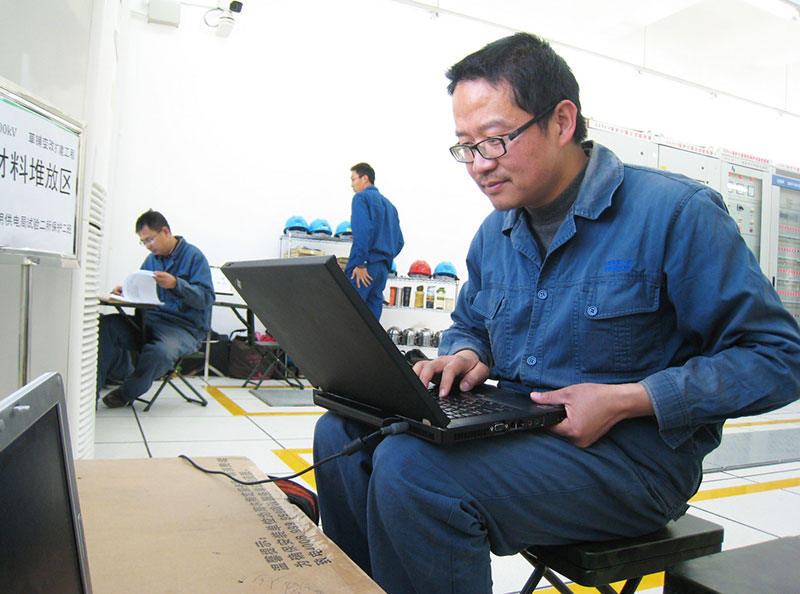 李辉在技改现场