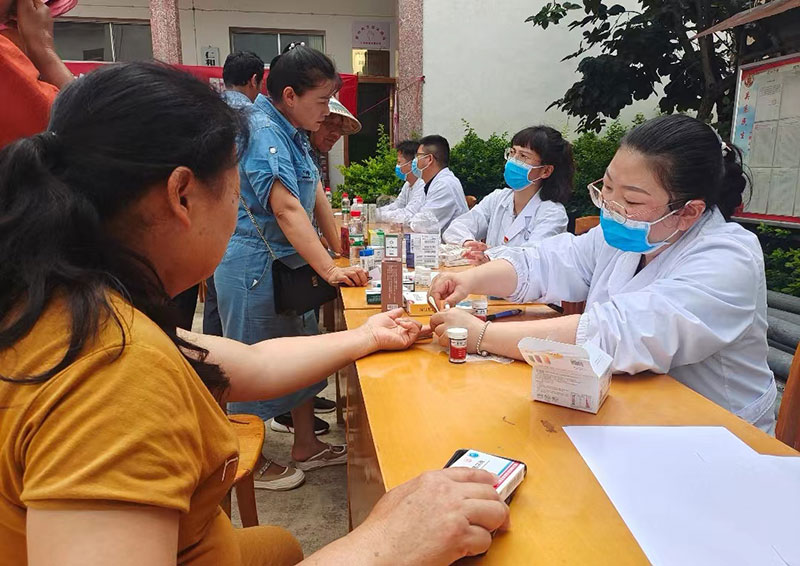 云南省保山市人民医院联合组织医疗专家和医务人员开展义诊活动。杨荣飞摄2