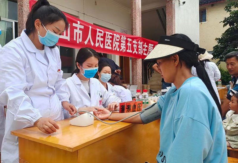 云南省保山市人民医院联合组织医疗专家和医务人员开展义诊活动。杨荣飞摄