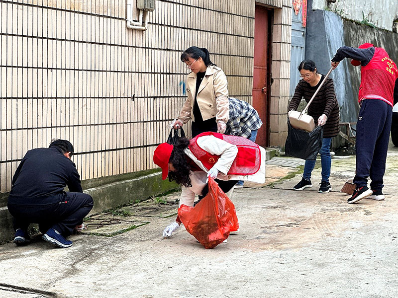 志愿者们在西苑社区清理垃圾。供图